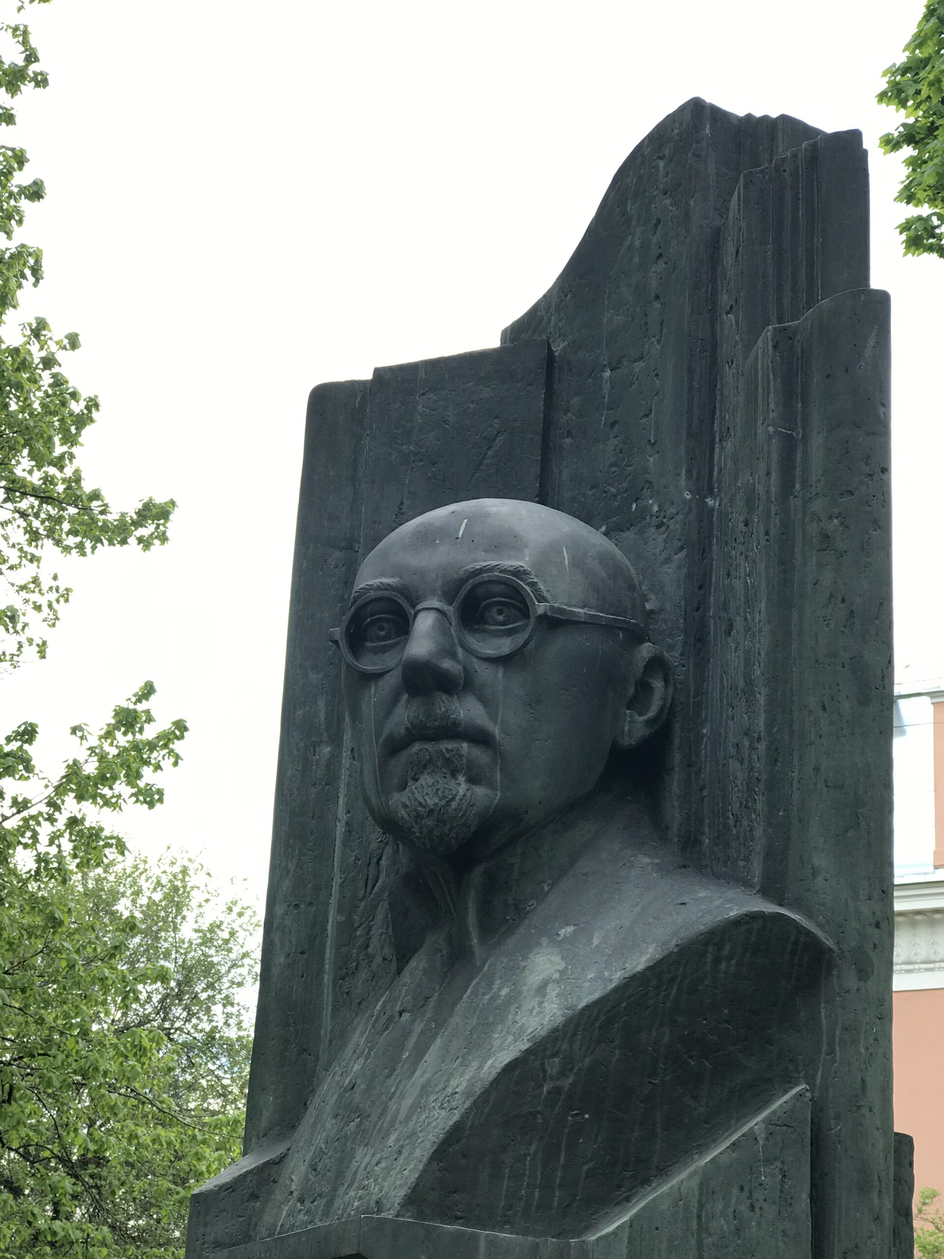 Read more about the article Mart Saare monument Tallinnas
